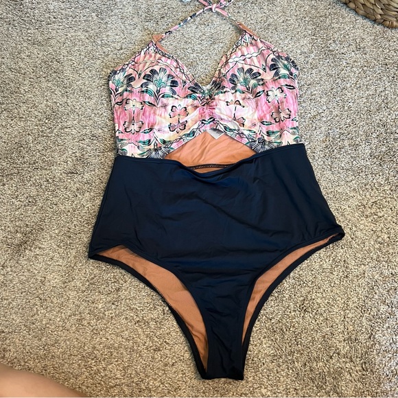 O’Neill one piece swimsuit - Picture 3 of 10